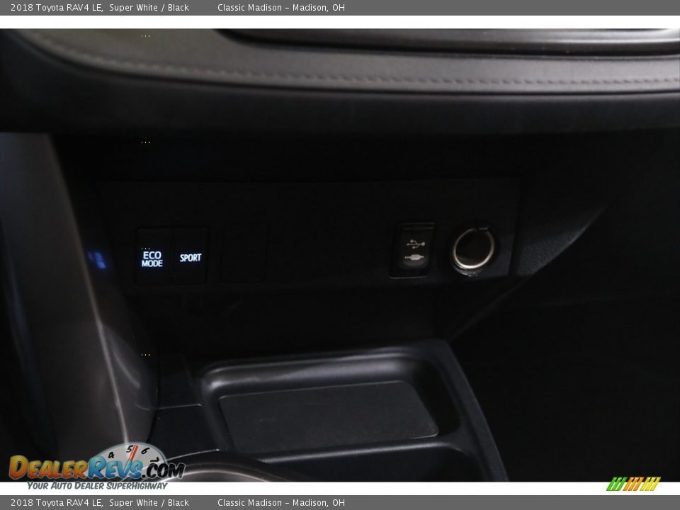 2018 Toyota RAV4 LE Super White / Black Photo #13