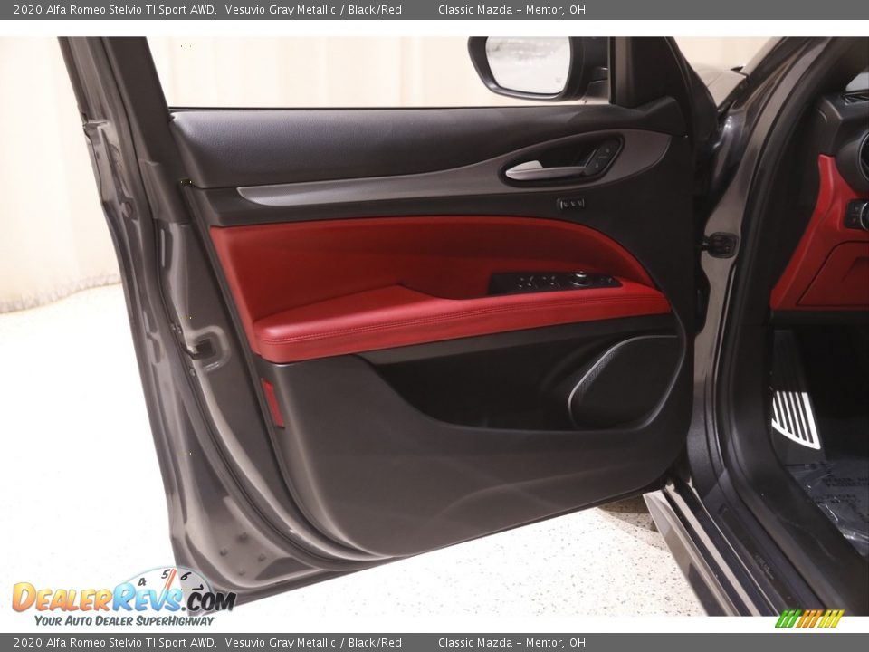 2020 Alfa Romeo Stelvio TI Sport AWD Vesuvio Gray Metallic / Black/Red Photo #4