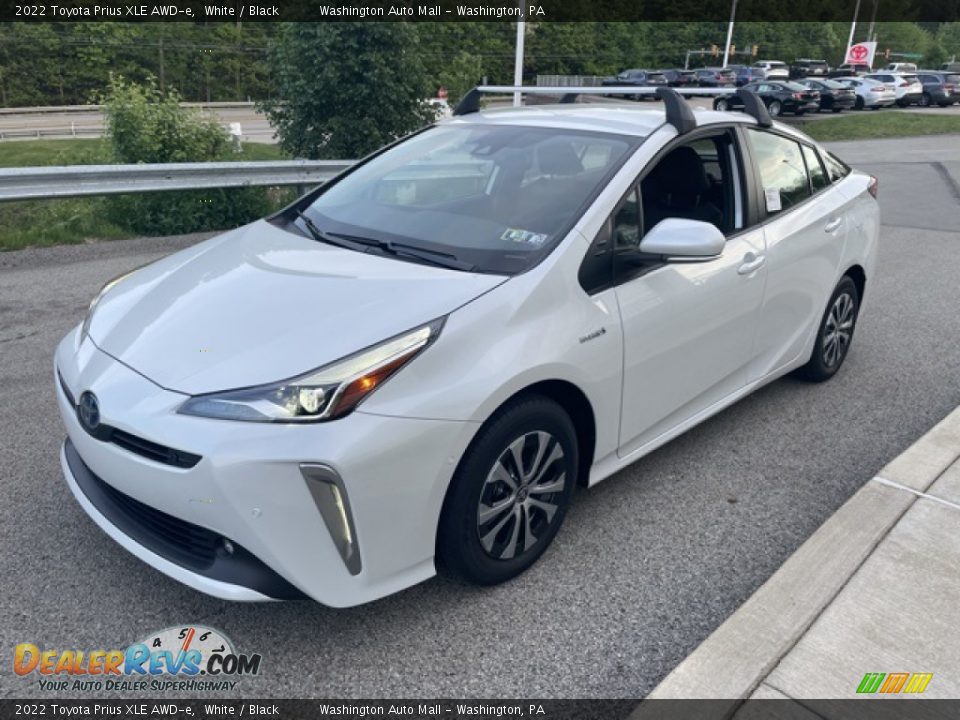 Front 3/4 View of 2022 Toyota Prius XLE AWD-e Photo #7