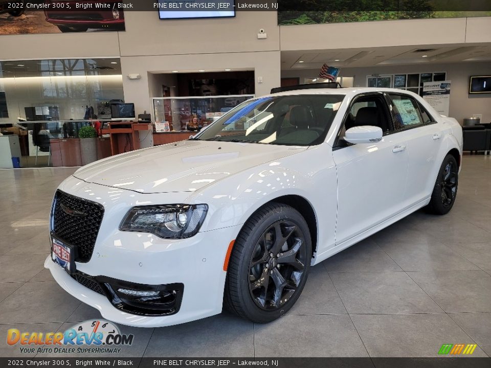 Front 3/4 View of 2022 Chrysler 300 S Photo #1