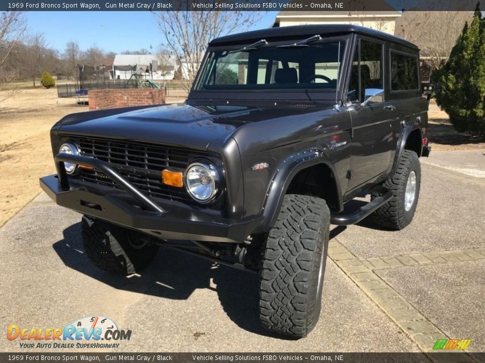 Front 3/4 View of 1969 Ford Bronco Sport Wagon Photo #1