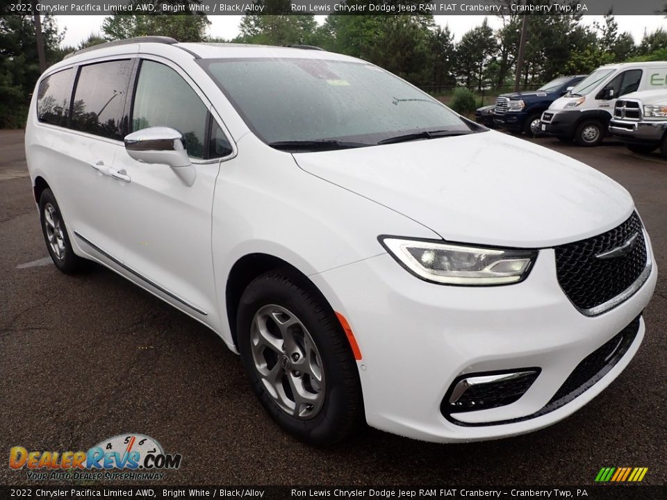 Front 3/4 View of 2022 Chrysler Pacifica Limited AWD Photo #7