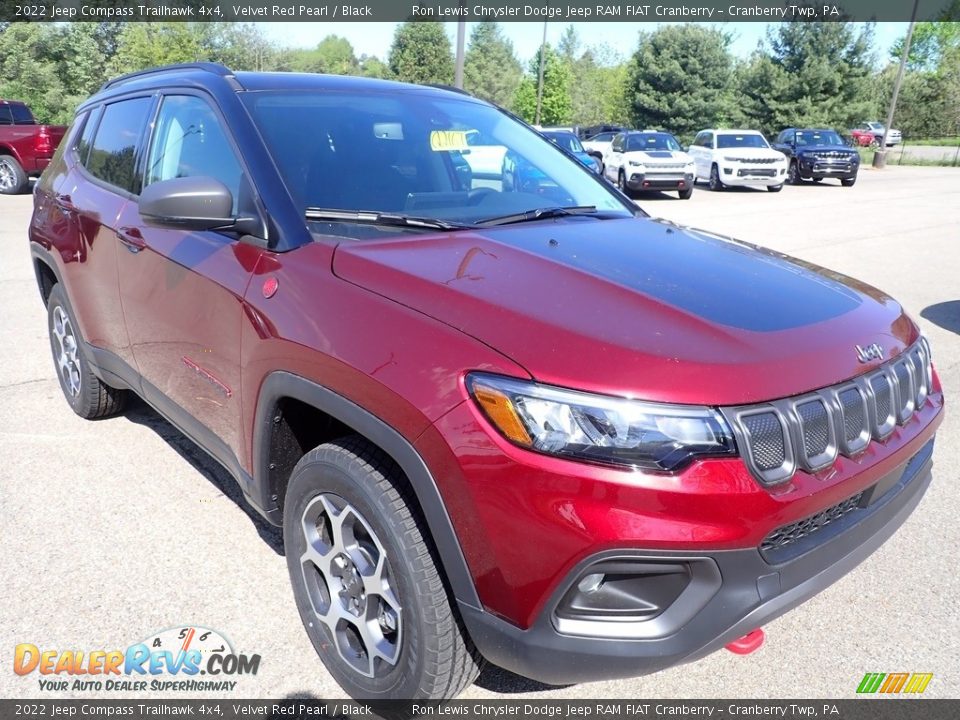 Front 3/4 View of 2022 Jeep Compass Trailhawk 4x4 Photo #7