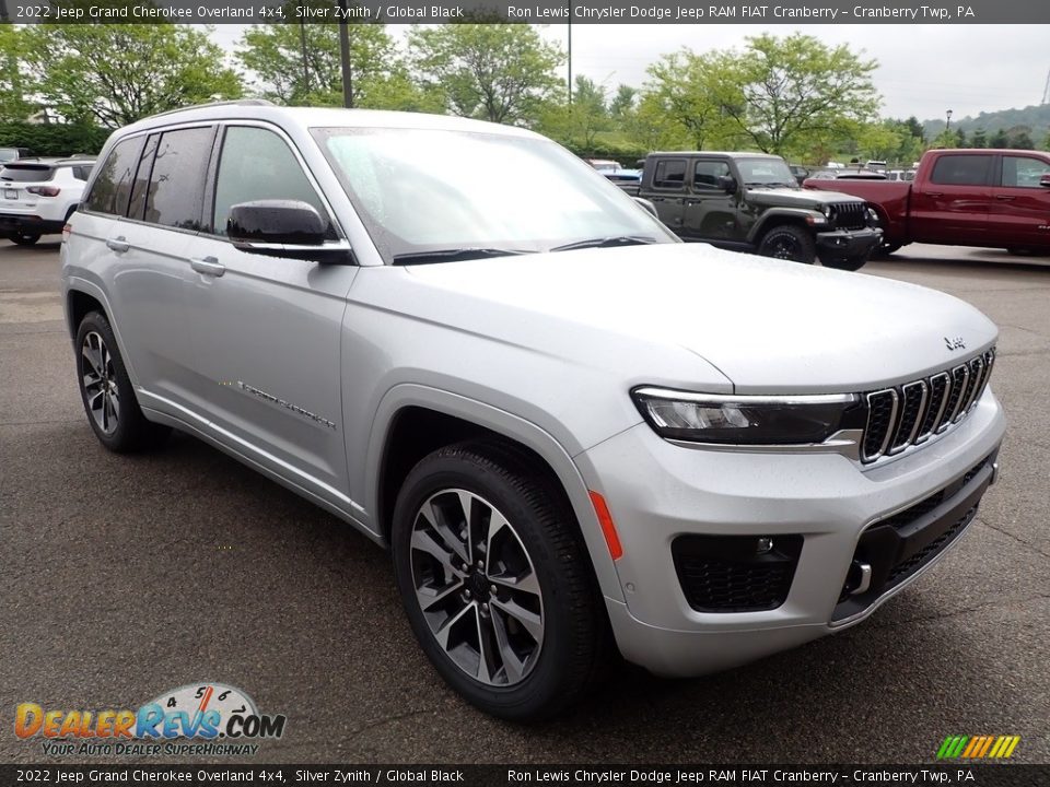 Front 3/4 View of 2022 Jeep Grand Cherokee Overland 4x4 Photo #7