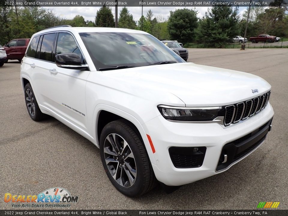 Front 3/4 View of 2022 Jeep Grand Cherokee Overland 4x4 Photo #7