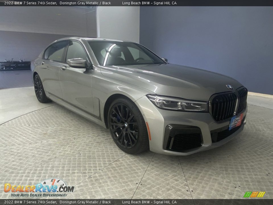 Front 3/4 View of 2022 BMW 7 Series 740i Sedan Photo #33