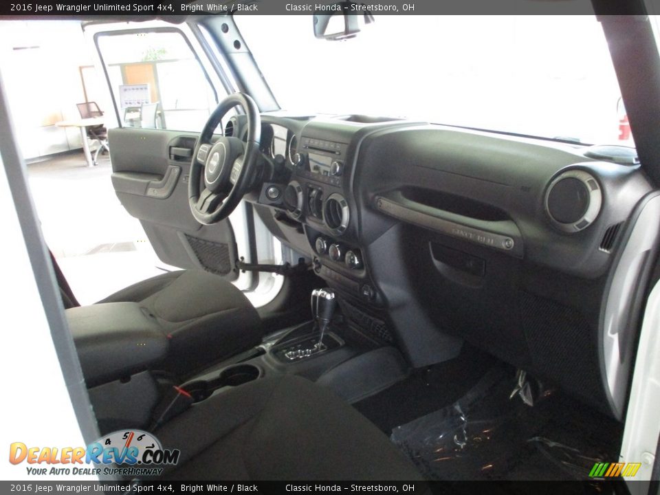 2016 Jeep Wrangler Unlimited Sport 4x4 Bright White / Black Photo #15