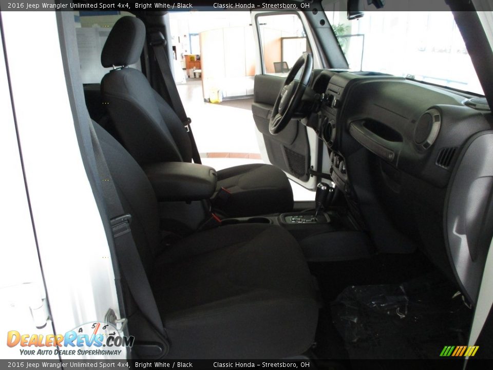 2016 Jeep Wrangler Unlimited Sport 4x4 Bright White / Black Photo #16