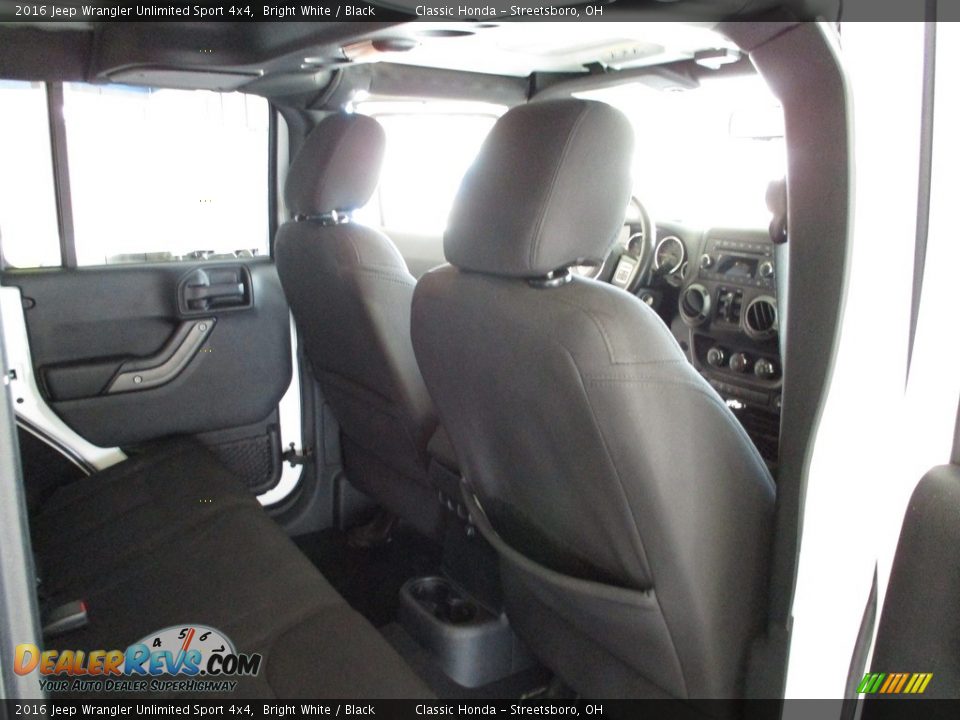 2016 Jeep Wrangler Unlimited Sport 4x4 Bright White / Black Photo #19