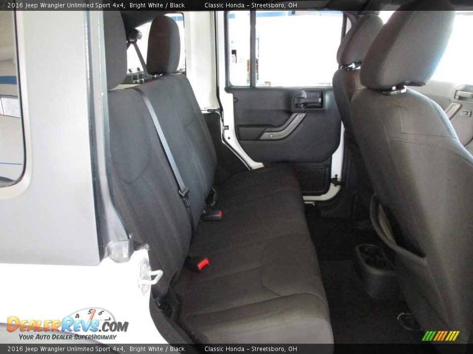 2016 Jeep Wrangler Unlimited Sport 4x4 Bright White / Black Photo #20