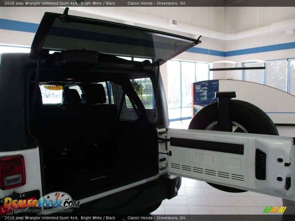 2016 Jeep Wrangler Unlimited Sport 4x4 Bright White / Black Photo #21