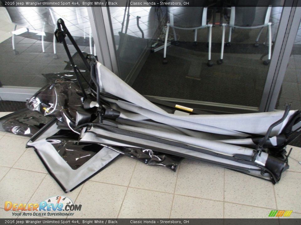 2016 Jeep Wrangler Unlimited Sport 4x4 Bright White / Black Photo #22