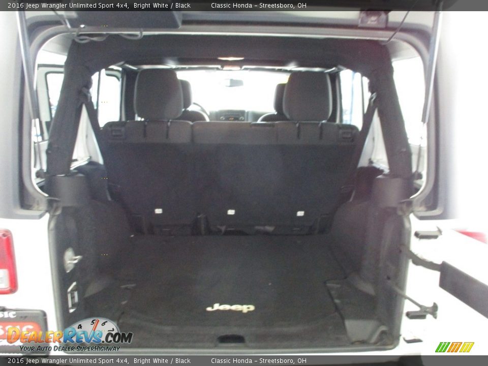 2016 Jeep Wrangler Unlimited Sport 4x4 Bright White / Black Photo #23