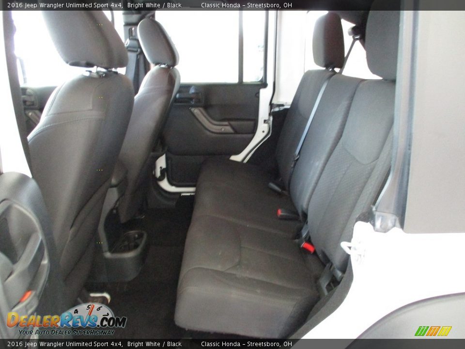 2016 Jeep Wrangler Unlimited Sport 4x4 Bright White / Black Photo #27