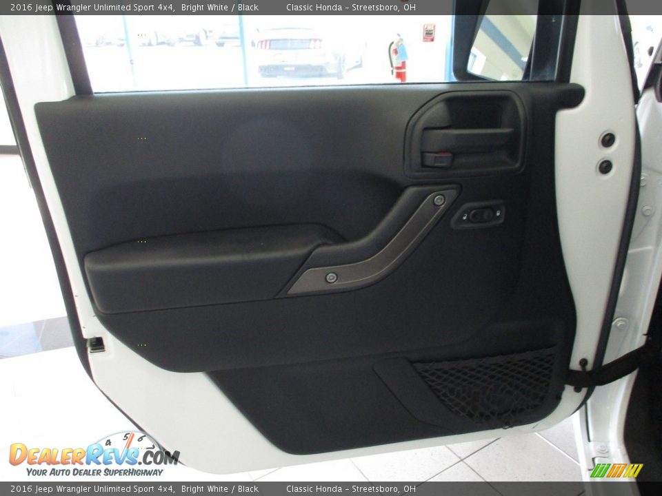 2016 Jeep Wrangler Unlimited Sport 4x4 Bright White / Black Photo #29