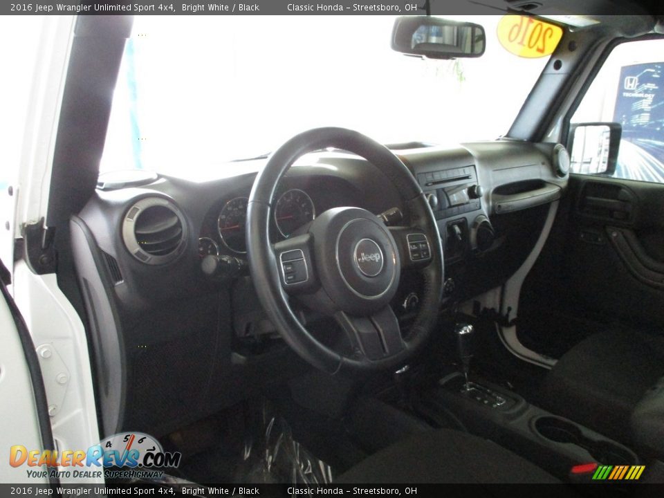 2016 Jeep Wrangler Unlimited Sport 4x4 Bright White / Black Photo #30