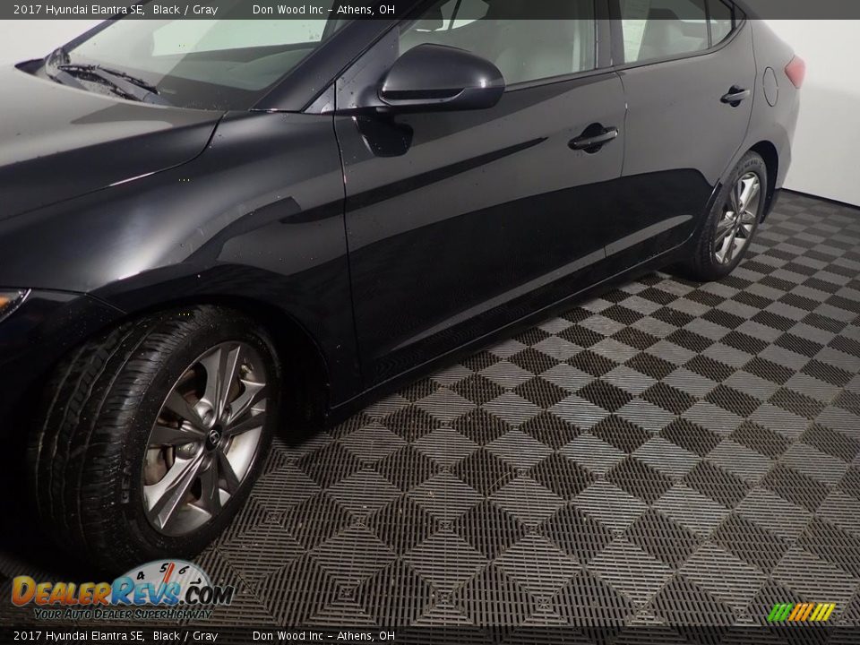 2017 Hyundai Elantra SE Black / Gray Photo #11
