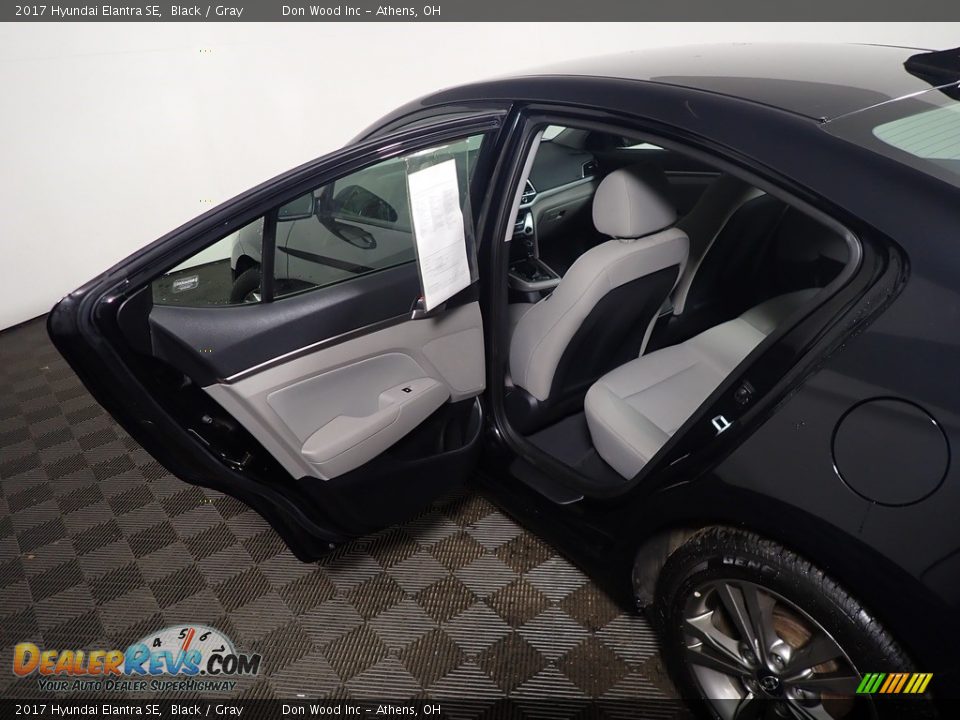 2017 Hyundai Elantra SE Black / Gray Photo #34