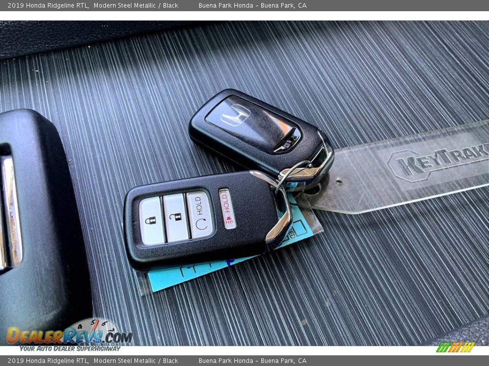 Keys of 2019 Honda Ridgeline RTL Photo #13