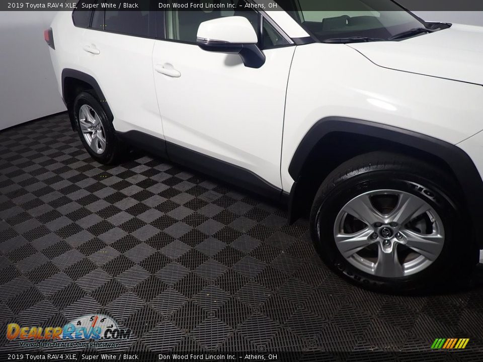 2019 Toyota RAV4 XLE Super White / Black Photo #4