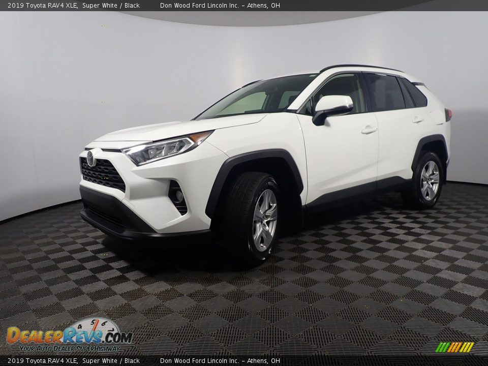 2019 Toyota RAV4 XLE Super White / Black Photo #8