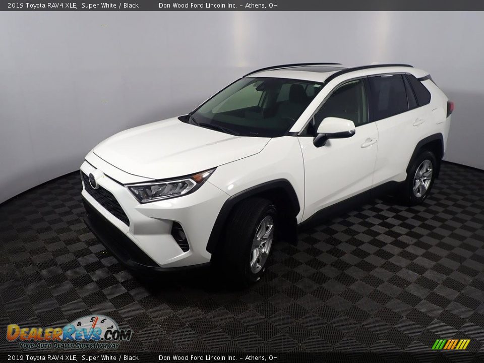 2019 Toyota RAV4 XLE Super White / Black Photo #9