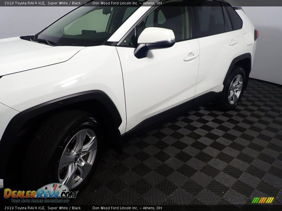 2019 Toyota RAV4 XLE Super White / Black Photo #10