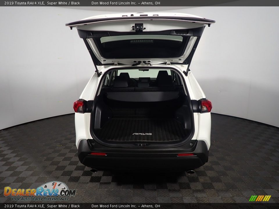 2019 Toyota RAV4 XLE Super White / Black Photo #14