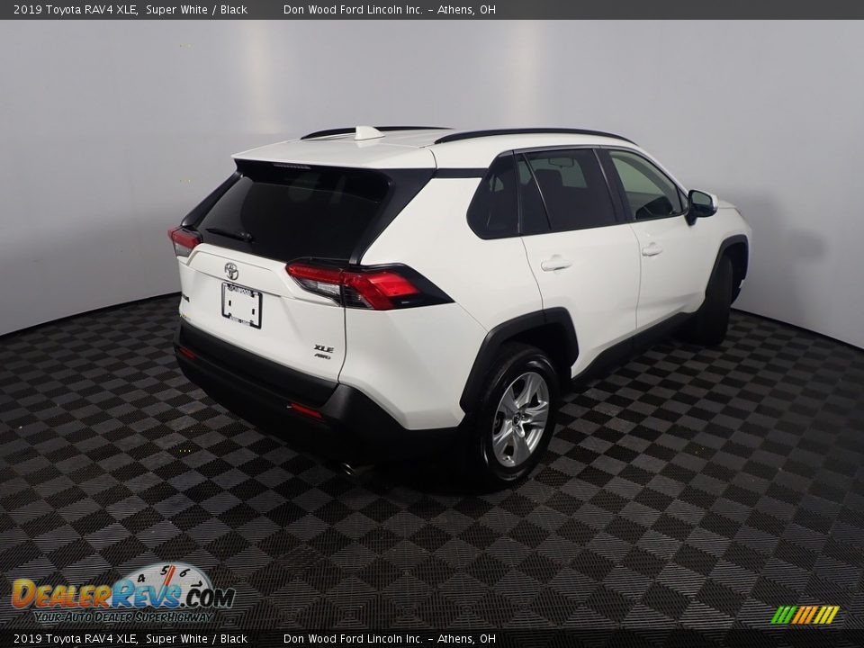 2019 Toyota RAV4 XLE Super White / Black Photo #17