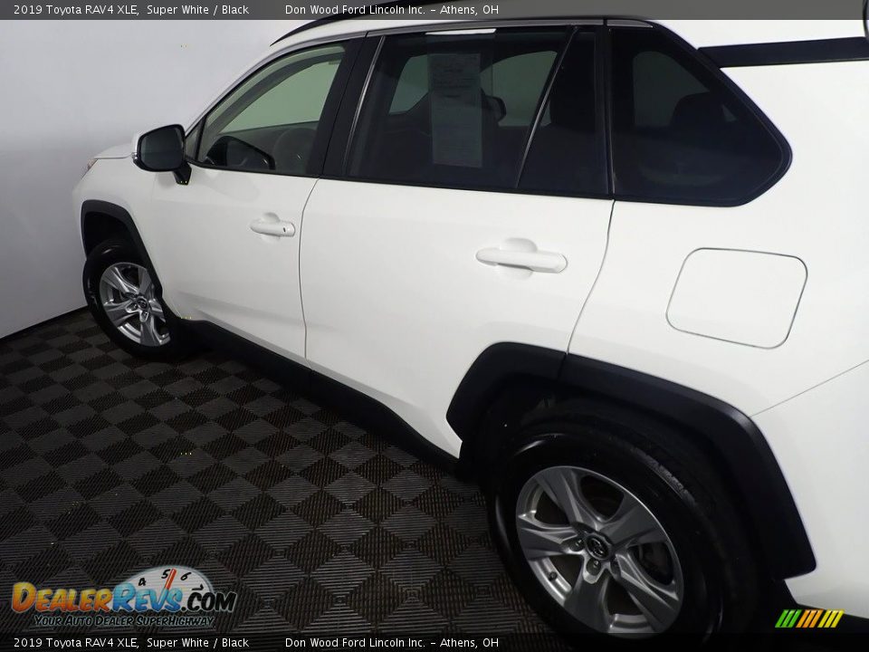 2019 Toyota RAV4 XLE Super White / Black Photo #18