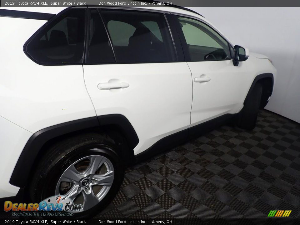 2019 Toyota RAV4 XLE Super White / Black Photo #19
