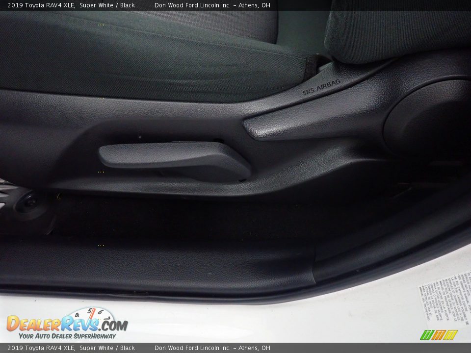 2019 Toyota RAV4 XLE Super White / Black Photo #23