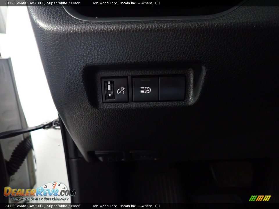 2019 Toyota RAV4 XLE Super White / Black Photo #31