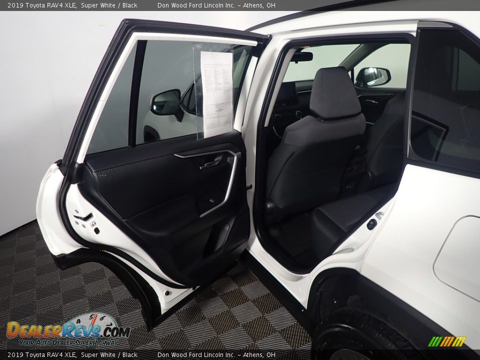 2019 Toyota RAV4 XLE Super White / Black Photo #34