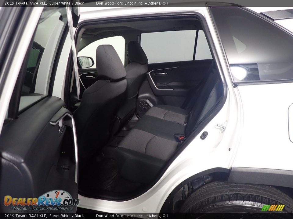 2019 Toyota RAV4 XLE Super White / Black Photo #35