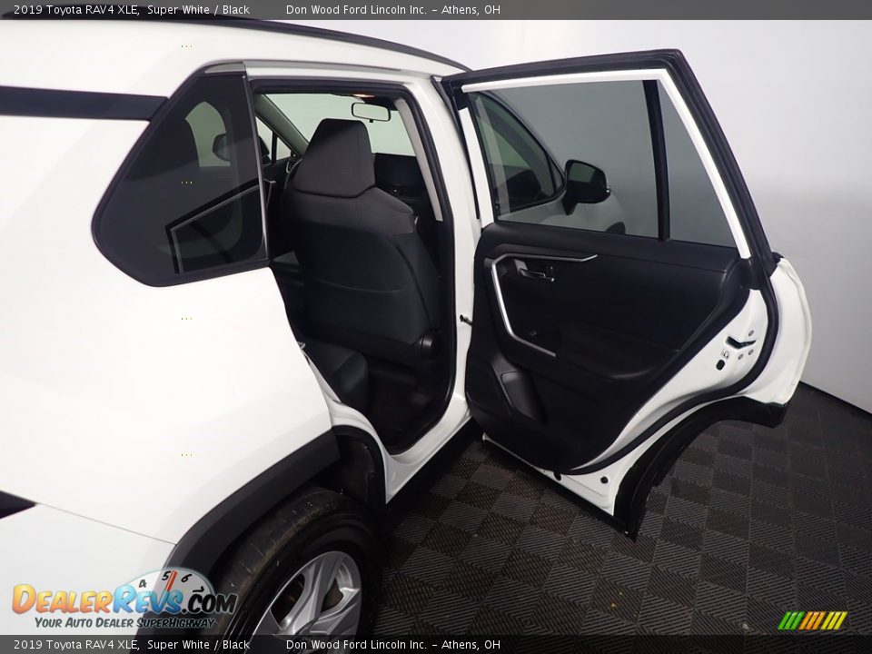 2019 Toyota RAV4 XLE Super White / Black Photo #36