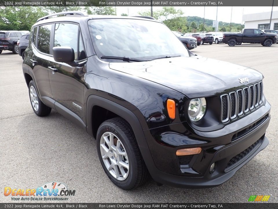 Front 3/4 View of 2022 Jeep Renegade Latitude 4x4 Photo #7