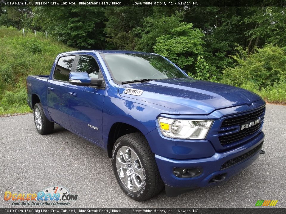 Front 3/4 View of 2019 Ram 1500 Big Horn Crew Cab 4x4 Photo #5