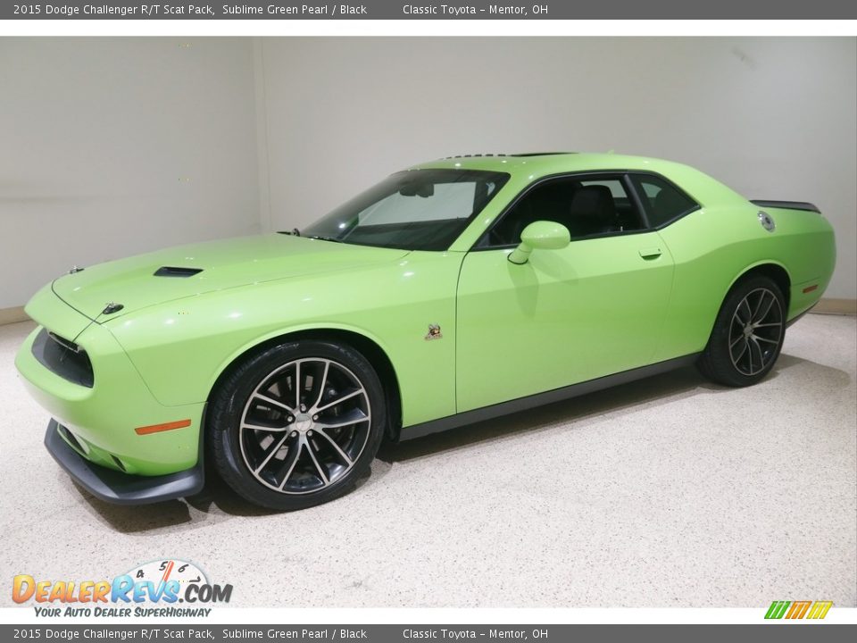 Front 3/4 View of 2015 Dodge Challenger R/T Scat Pack Photo #3