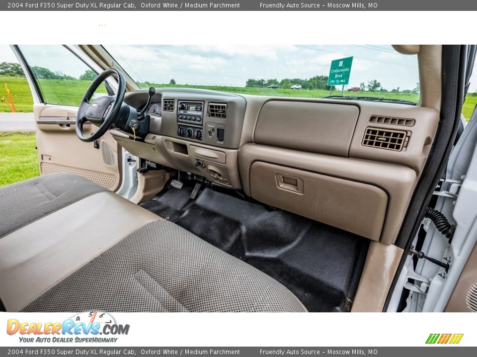 2004 Ford F350 Super Duty XL Regular Cab Oxford White / Medium Parchment Photo #21