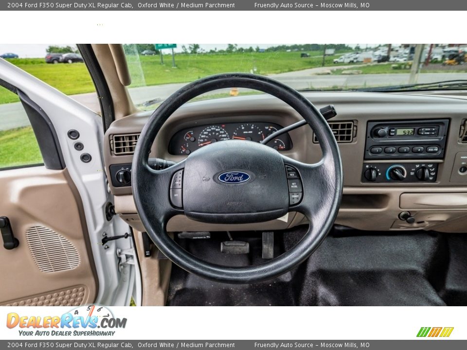 2004 Ford F350 Super Duty XL Regular Cab Oxford White / Medium Parchment Photo #25