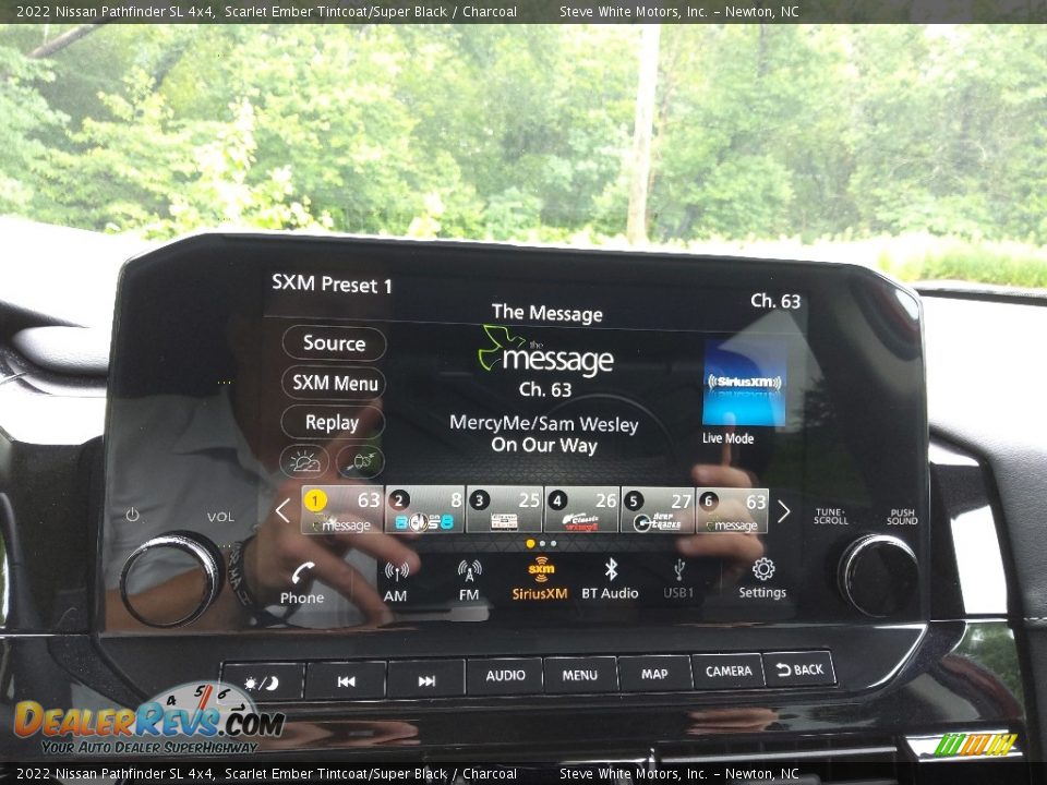 Controls of 2022 Nissan Pathfinder SL 4x4 Photo #23