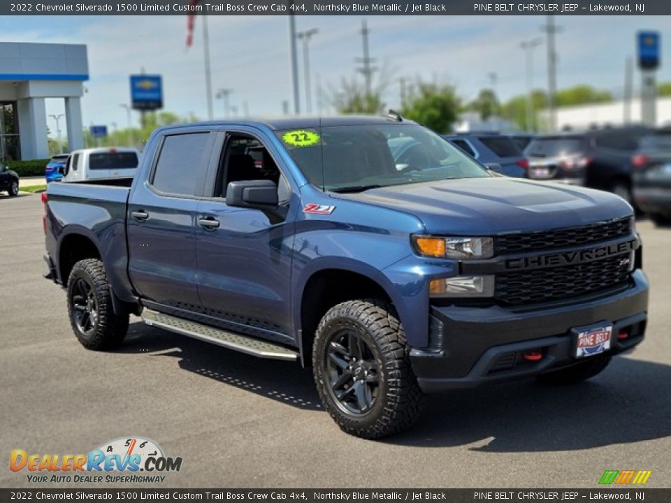 Front 3/4 View of 2022 Chevrolet Silverado 1500 Limited Custom Trail Boss Crew Cab 4x4 Photo #19