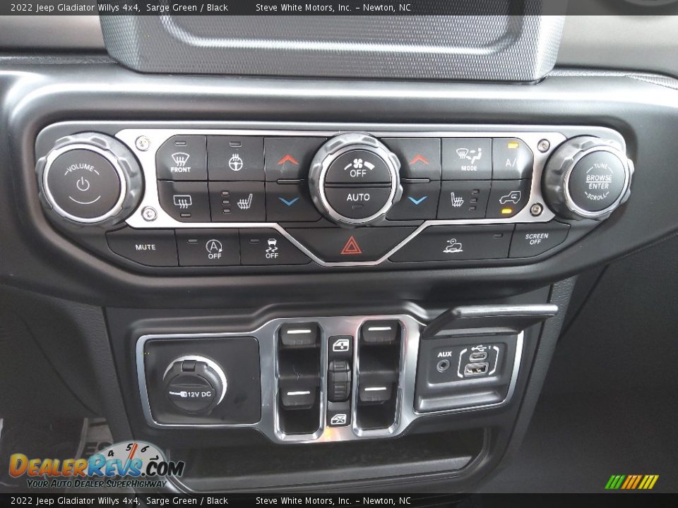 Controls of 2022 Jeep Gladiator Willys 4x4 Photo #23