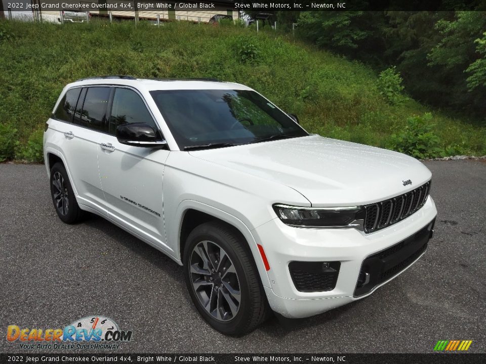 Front 3/4 View of 2022 Jeep Grand Cherokee Overland 4x4 Photo #4