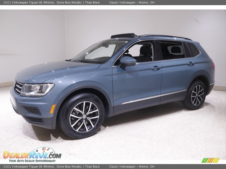 Front 3/4 View of 2021 Volkswagen Tiguan SE 4Motion Photo #3