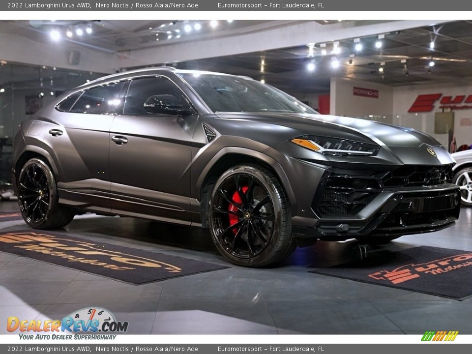 Front 3/4 View of 2022 Lamborghini Urus AWD Photo #1