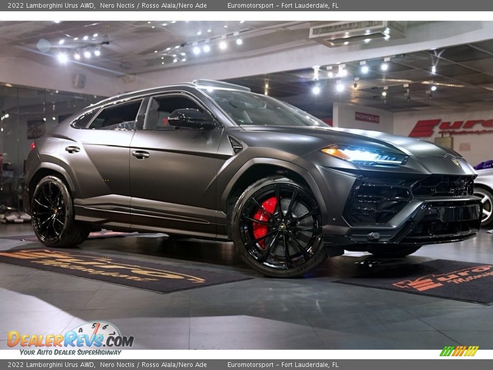 Front 3/4 View of 2022 Lamborghini Urus AWD Photo #40