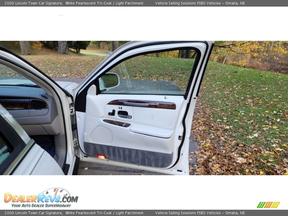 2000 Lincoln Town Car Signature White Pearlescent Tri-Coat / Light Parchment Photo #11