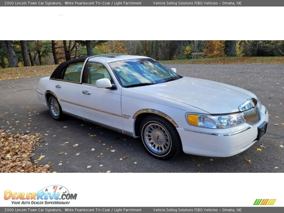 2000 Lincoln Town Car Signature White Pearlescent Tri-Coat / Light Parchment Photo #12